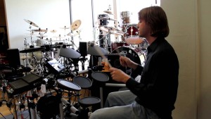 grajacy na perkusji elektronicznej